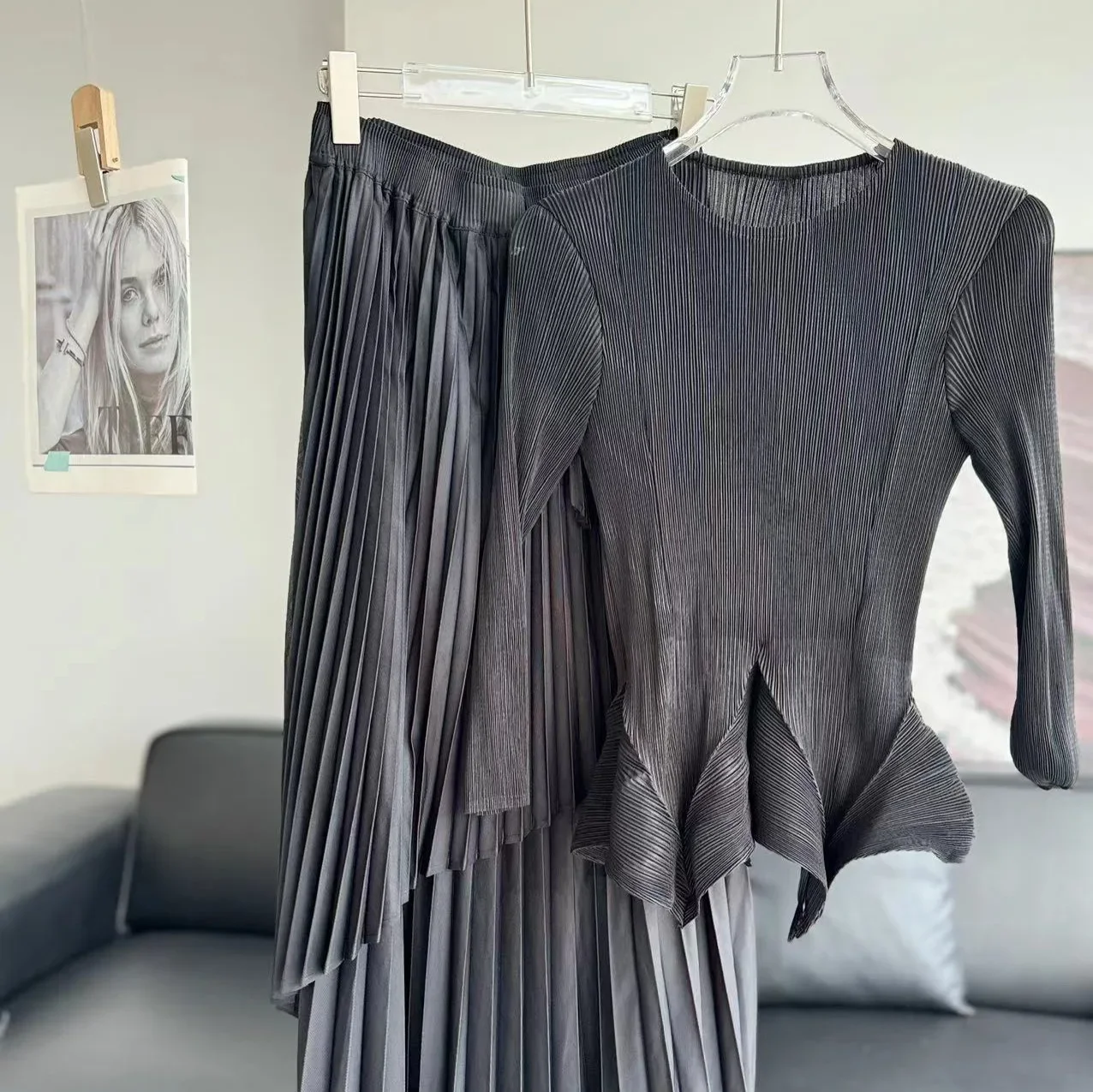 Miyake Set gaun malam monokrom - Monochrome Suit Set ulasan dan harga